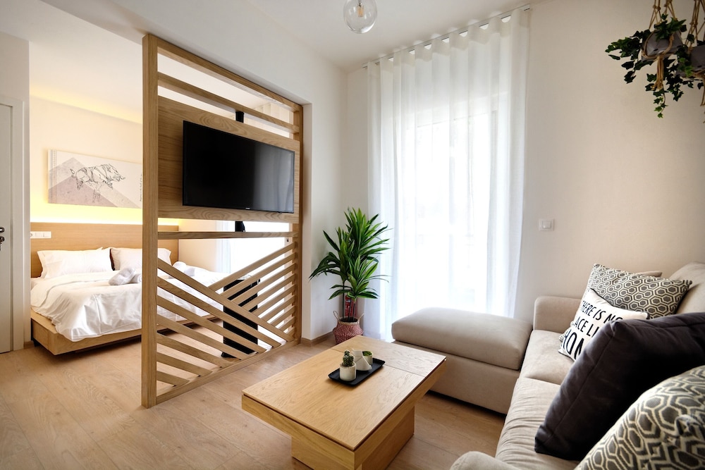 City Studio Suite, 1 Queen Bed, Balcony photo 1