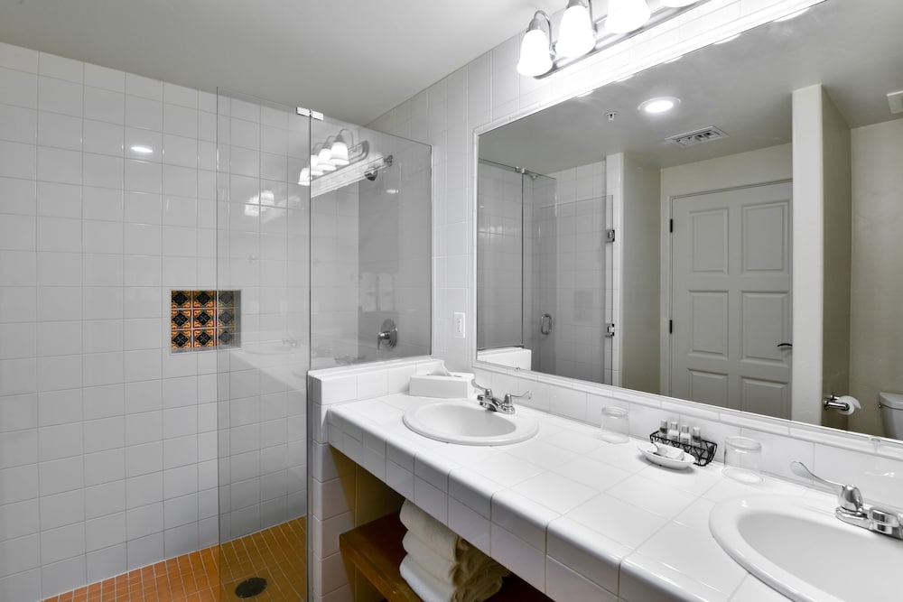 Deluxe Room, 2 Queen Beds, Fireplace - Photo 7