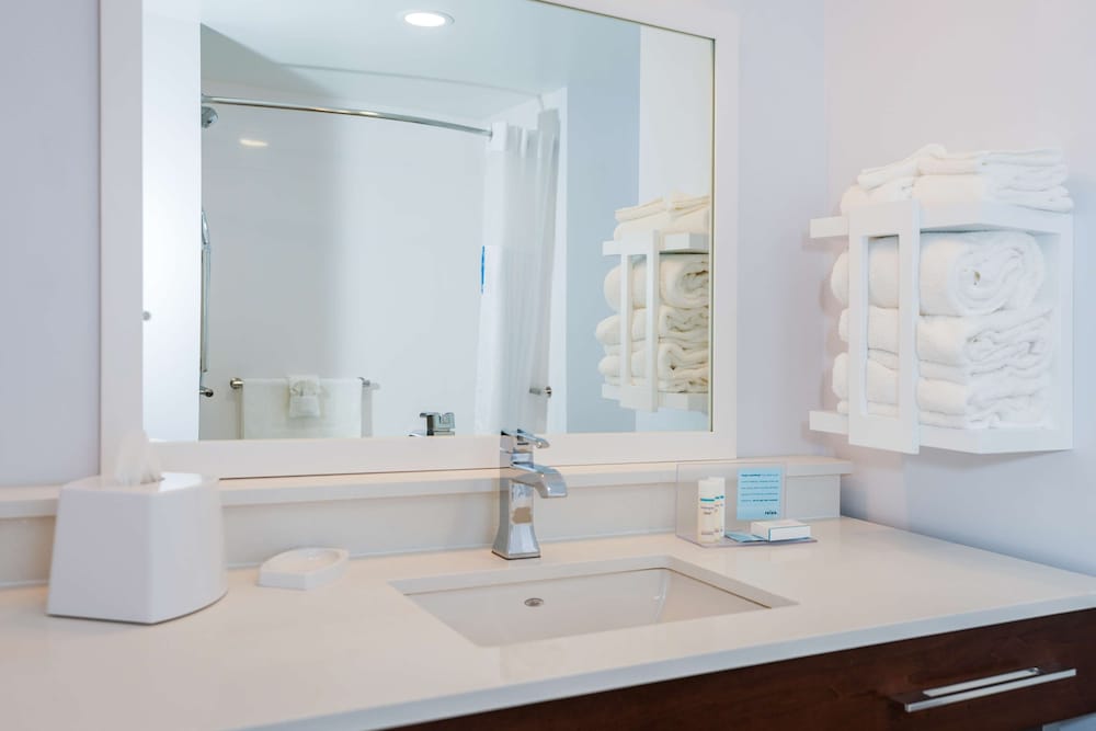 Room, 2 Queen Beds, Accessible, Bathtub - Photo 7