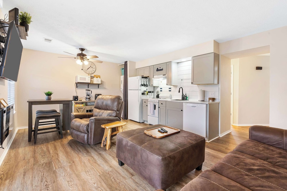 Condo, 1 King Bed with Sofa bed, Balcony (Chandler’s Pondview Getaway)