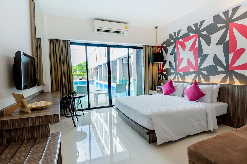 Deluxe Room, Pool Access