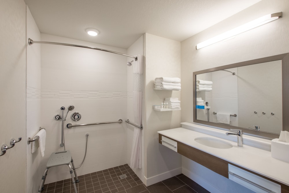 Room, 2 Queen Beds, Accessible, Non Smoking (Roll-in Shower) photo 2