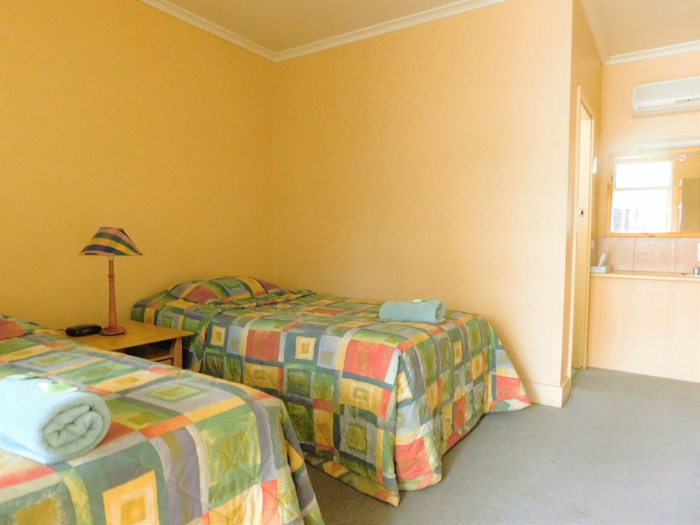 Motel Twin with Ensuite photo 2