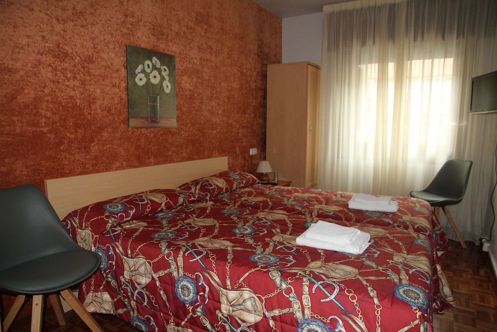 Economy Double or Twin Room with Shared Bathroom photo 2
