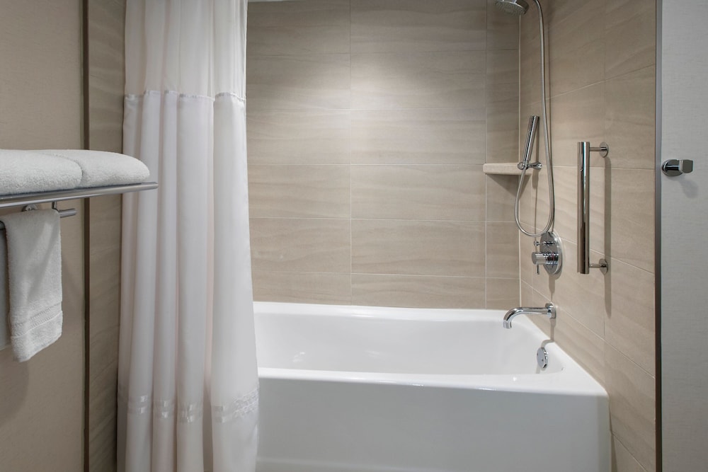 Room, 1 King Bed, Hearing Accessible - Photo 4