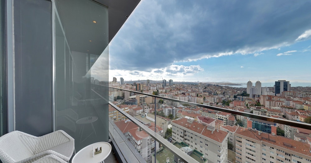 Skyline Queen Room with Two Queen Beds and City View thumbnail 5
