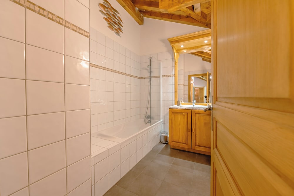 Family Apartment, Multiple Bedrooms, 2 Bathrooms (Vallorcine Loriaz 44 ski in / ski out) photo