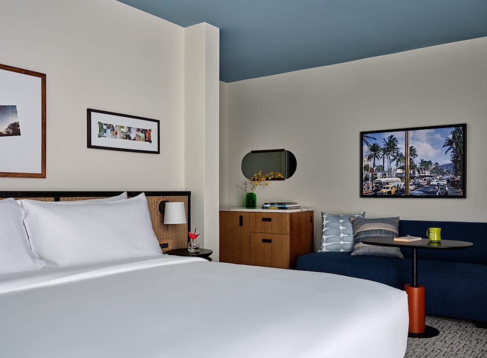 Premium Room, 1 King Bed, Balcony - Photo 2