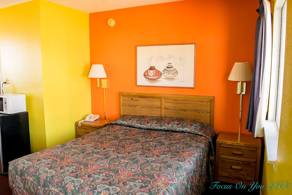 Economy Room, 1 Queen Bed photo 3