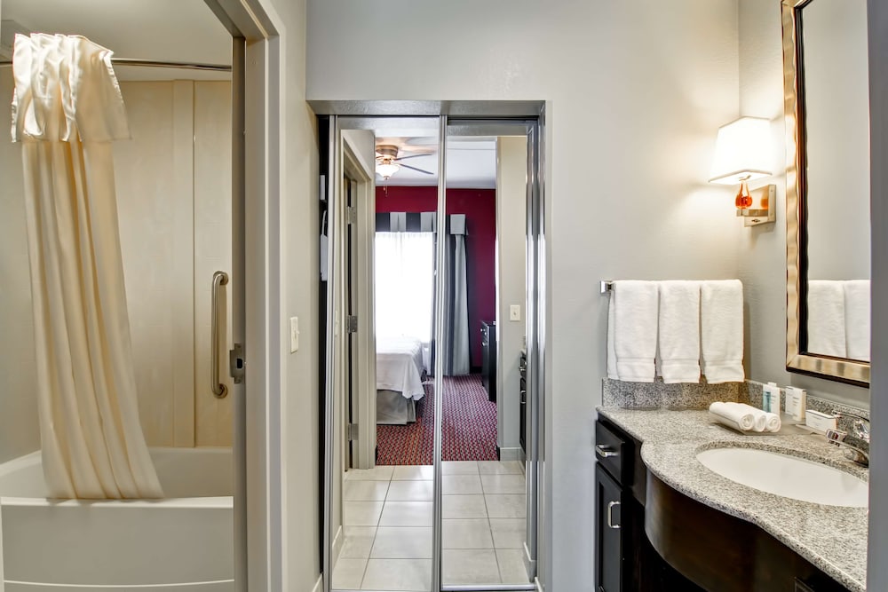 1 King 1 Bedroom Suite (Accessible) - Photo 6