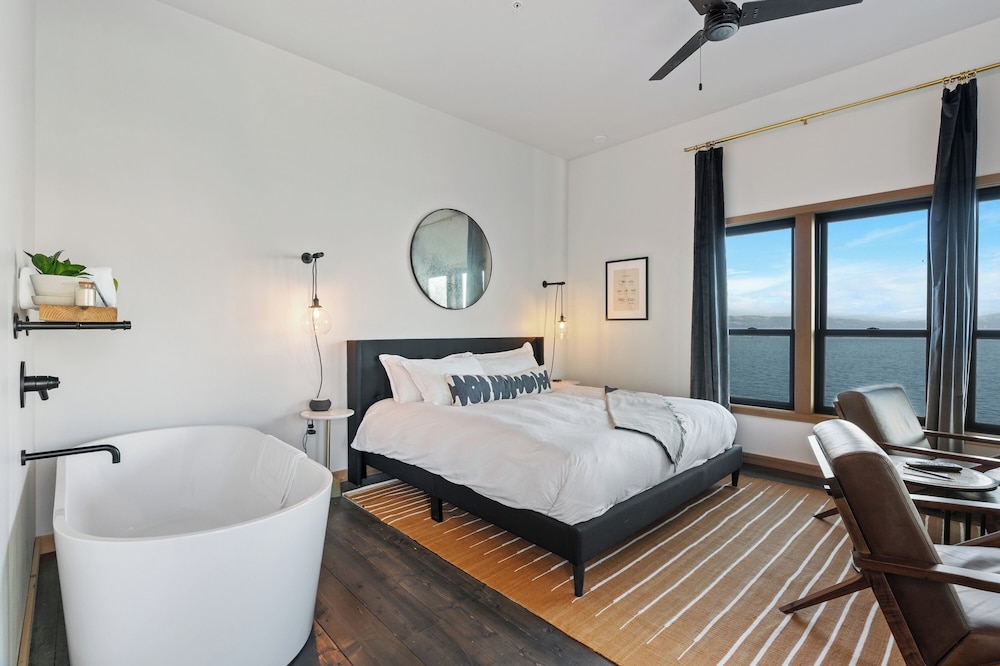 Luxe River View King 2nd Floor (No Pets) - Photo 13