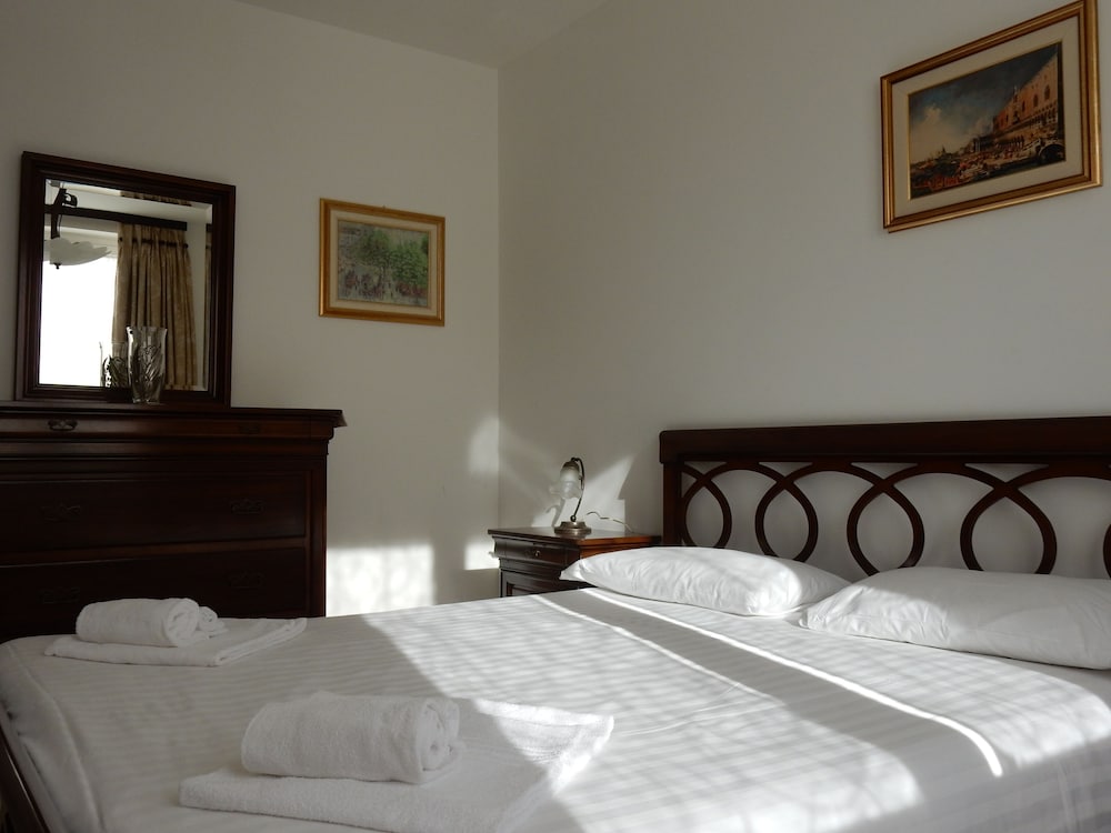 Classic Apartment, 2 Bedrooms, Balcony, Lake View photo 3