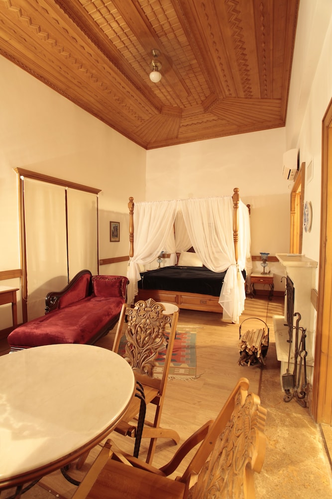 Honeymoon Room, 1 King Bed, Fireplace, Corner photo 3