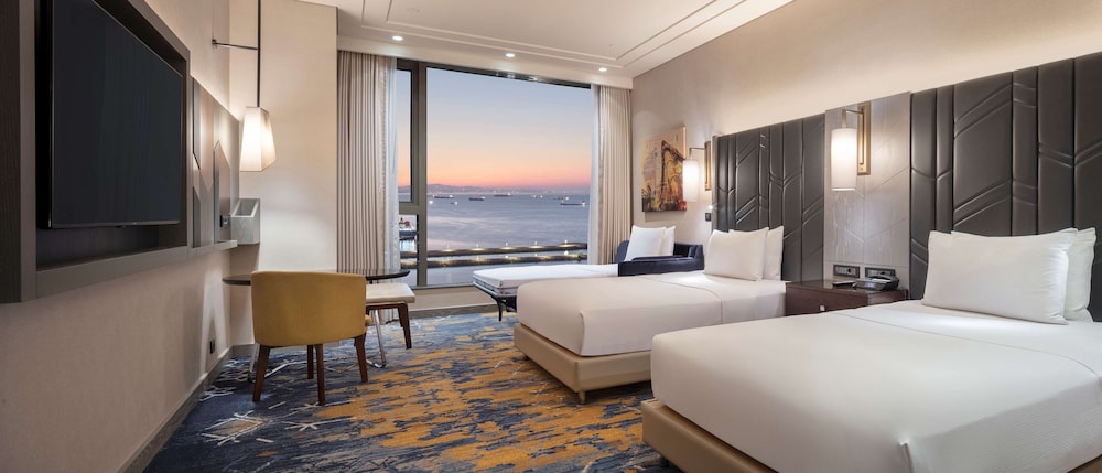 Grand Family Suite with Sea View thumbnail 5