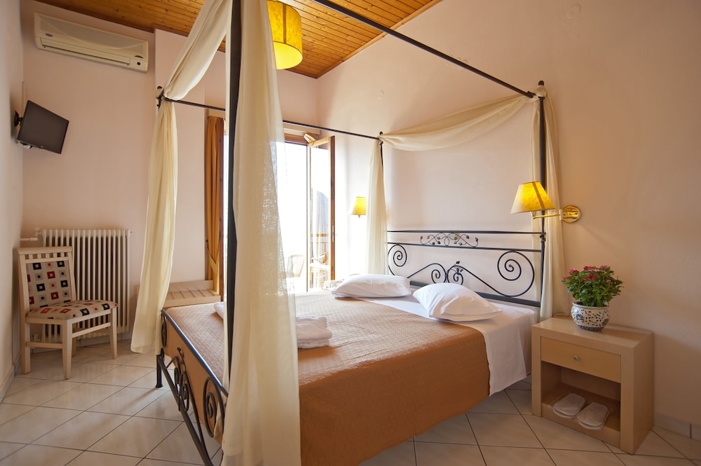 Double or Twin Room (Gorge View) - Photo 2
