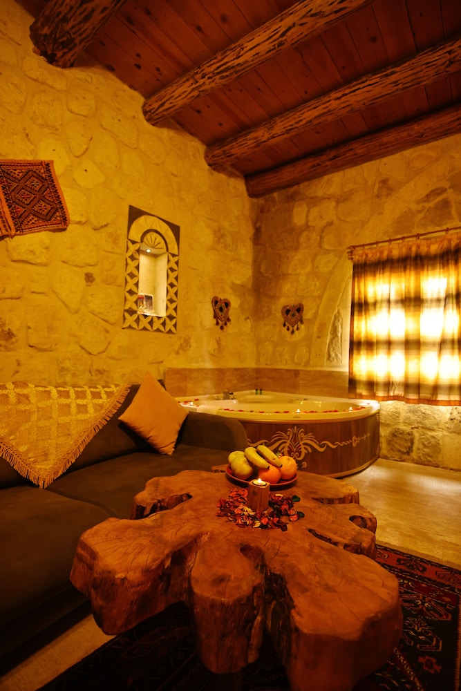 101-Deluxe Stone Honeymoon Room-Jacuzzi photo 3