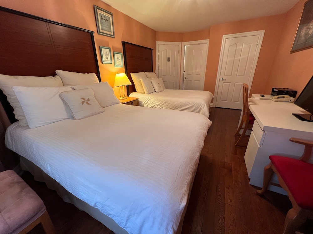 Family Room, 2 Queen Beds, Private Bathroom photo 1