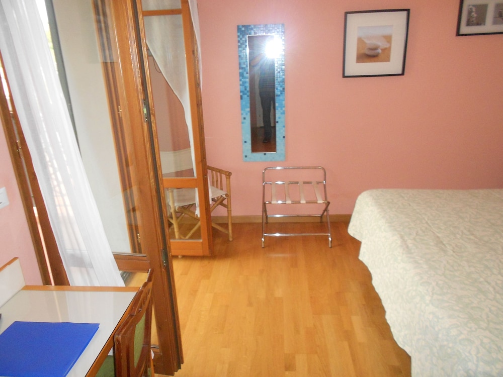 Double Room - Photo 5