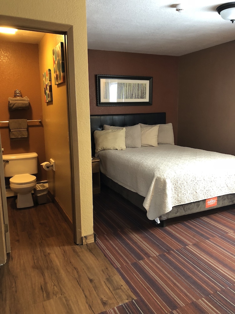 Standard Room, 1 Queen Bed photo 3