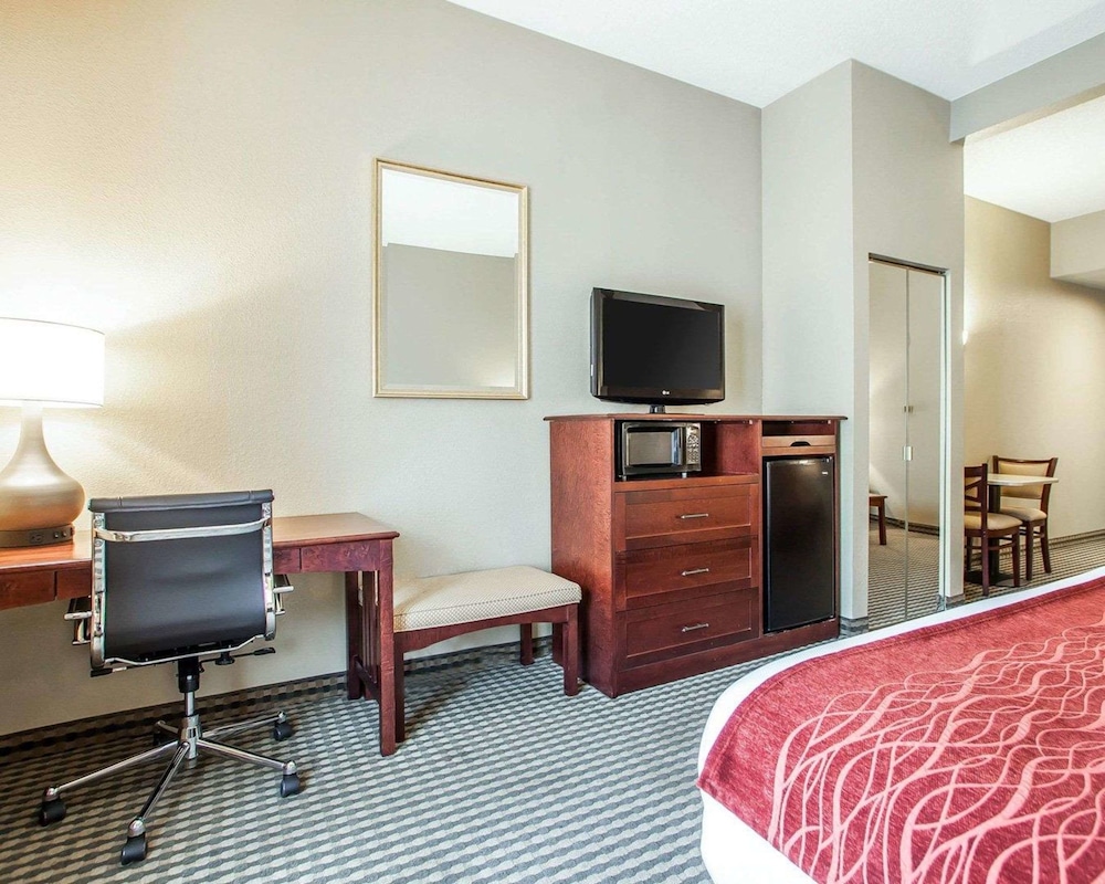 Suite, 1 King Bed, Non Smoking - Photo 3