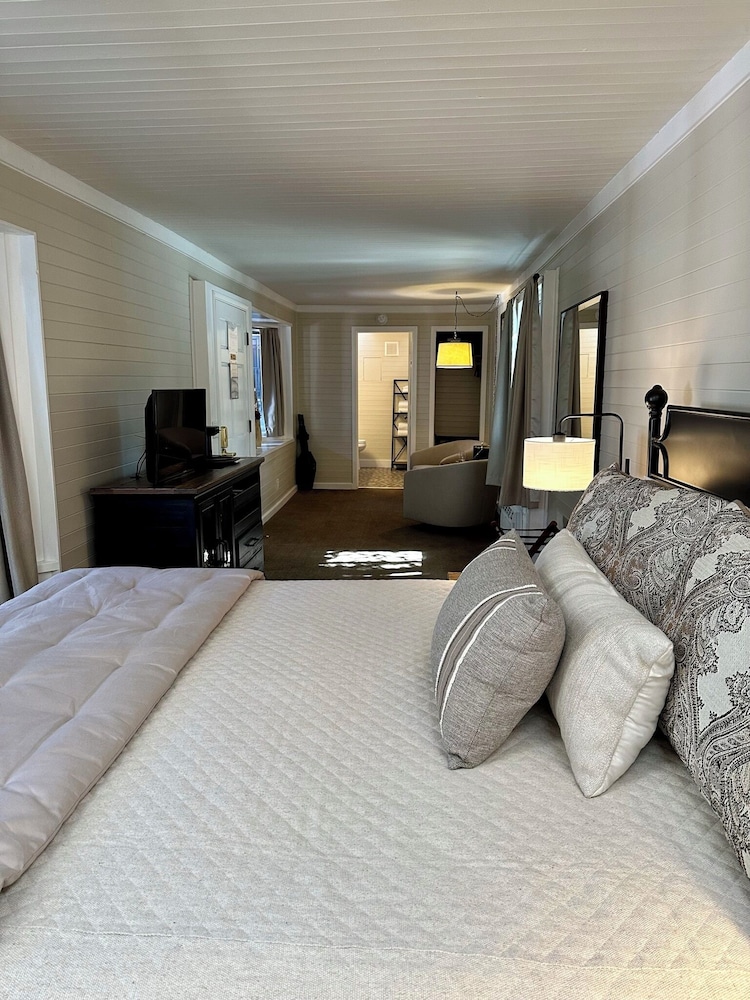 Suite, 1 King Bed (Railcar) photo 1