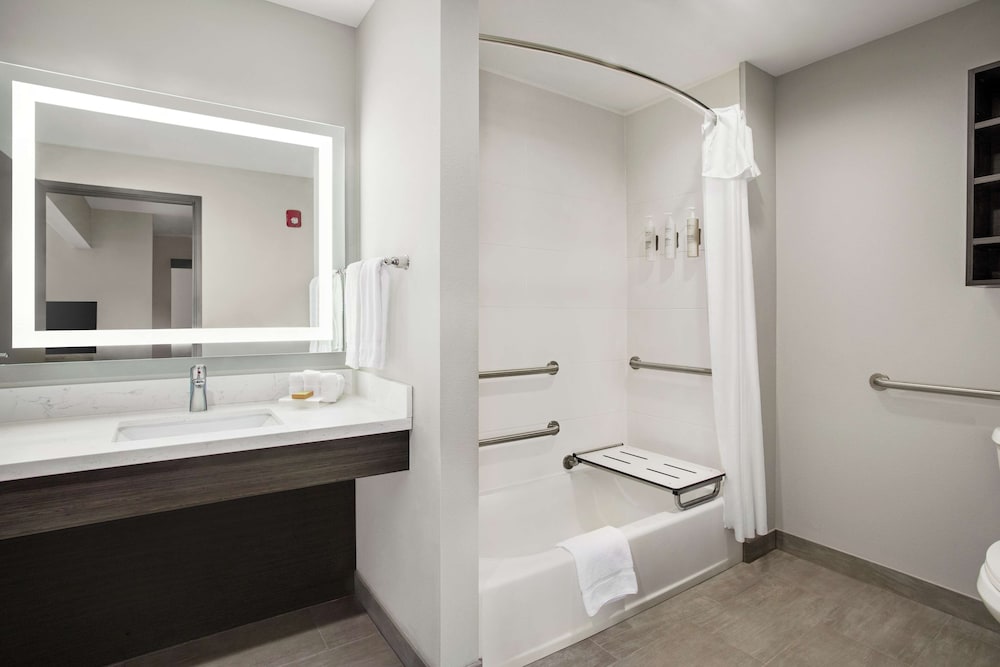 Suite, 2 Queen Beds, Accessible, Bathtub - Photo 5