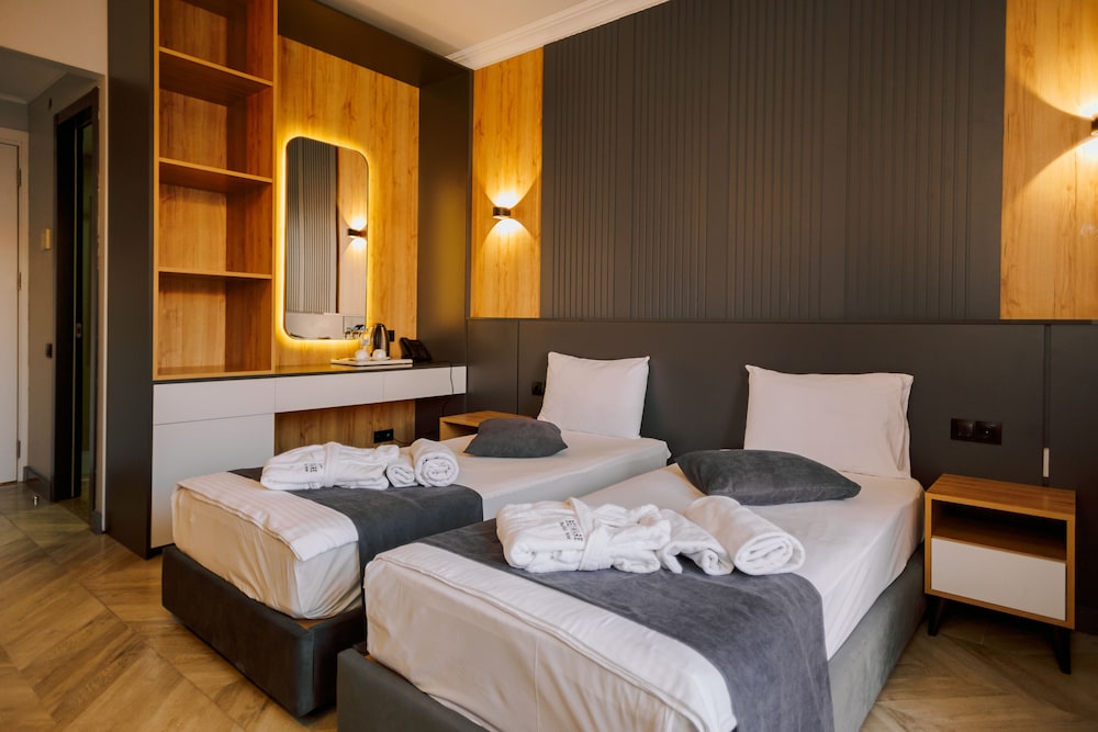 Standard Twin Room, Multiple Beds, Non Smoking, Balcony - Photo 1