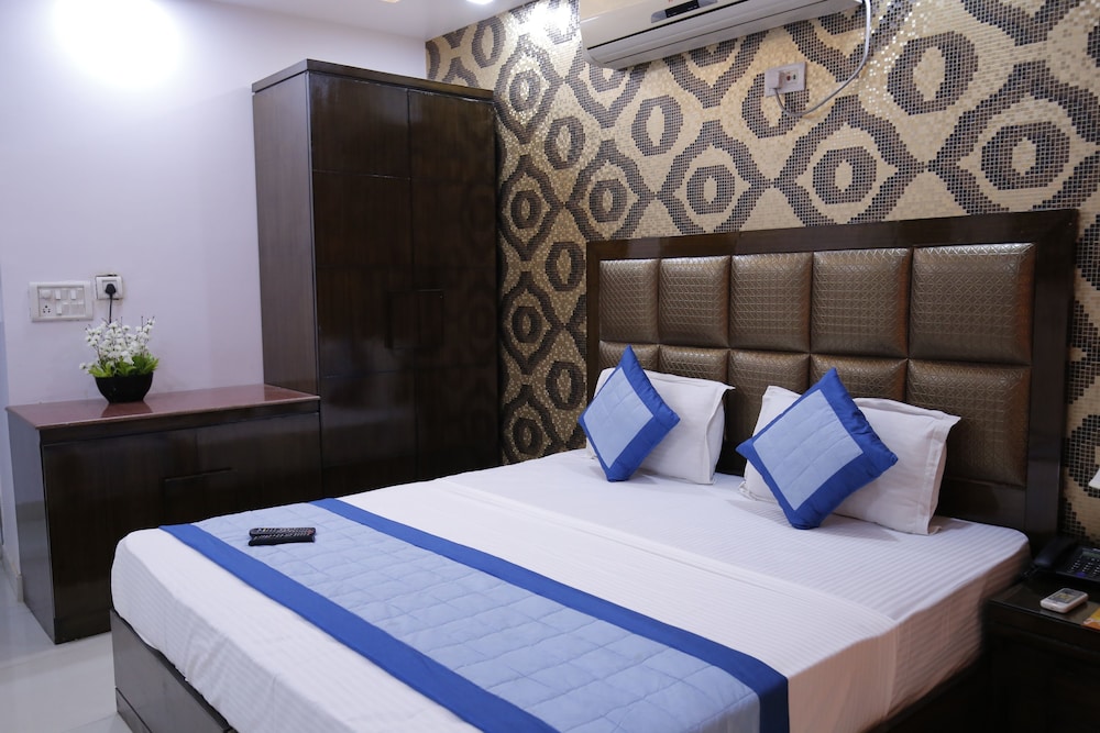 Premium Room, 1 King Bed - Photo 16