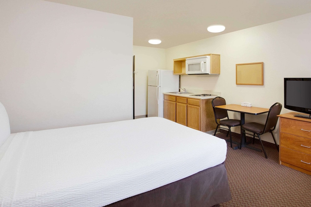 Suite, 1 Queen Bed, Non Smoking photo 2