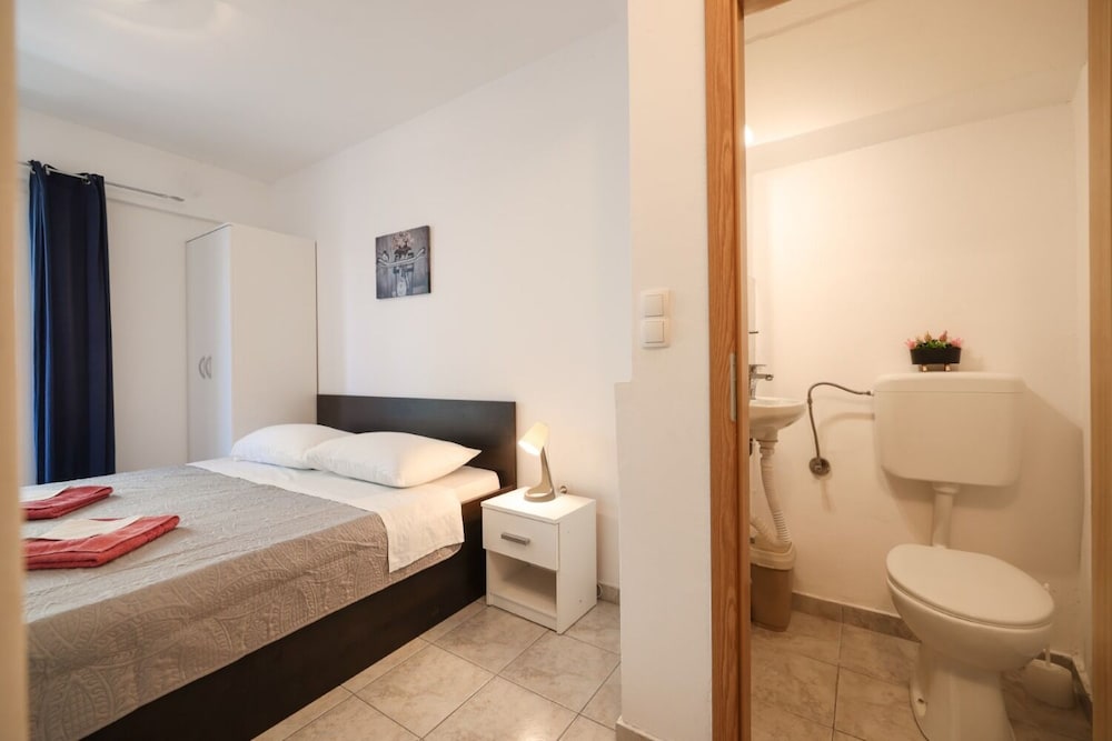Apartment (Ivanac - close to the beach - A1 (6+2) photo 1