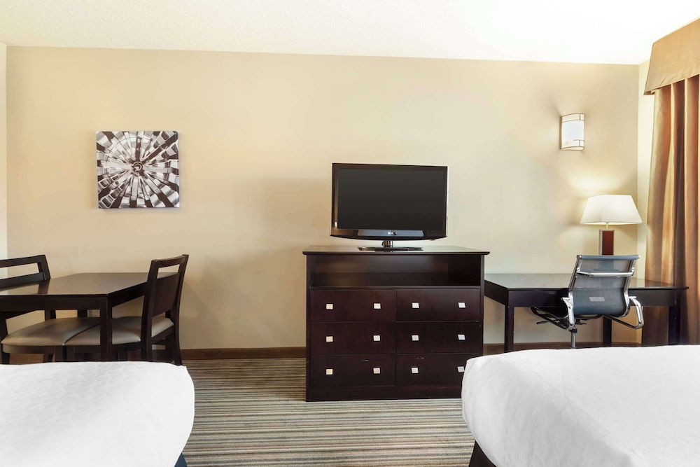 Suite, Multiple Beds, Non Smoking, Refrigerator & Microwave (with Sofabed) photo 2