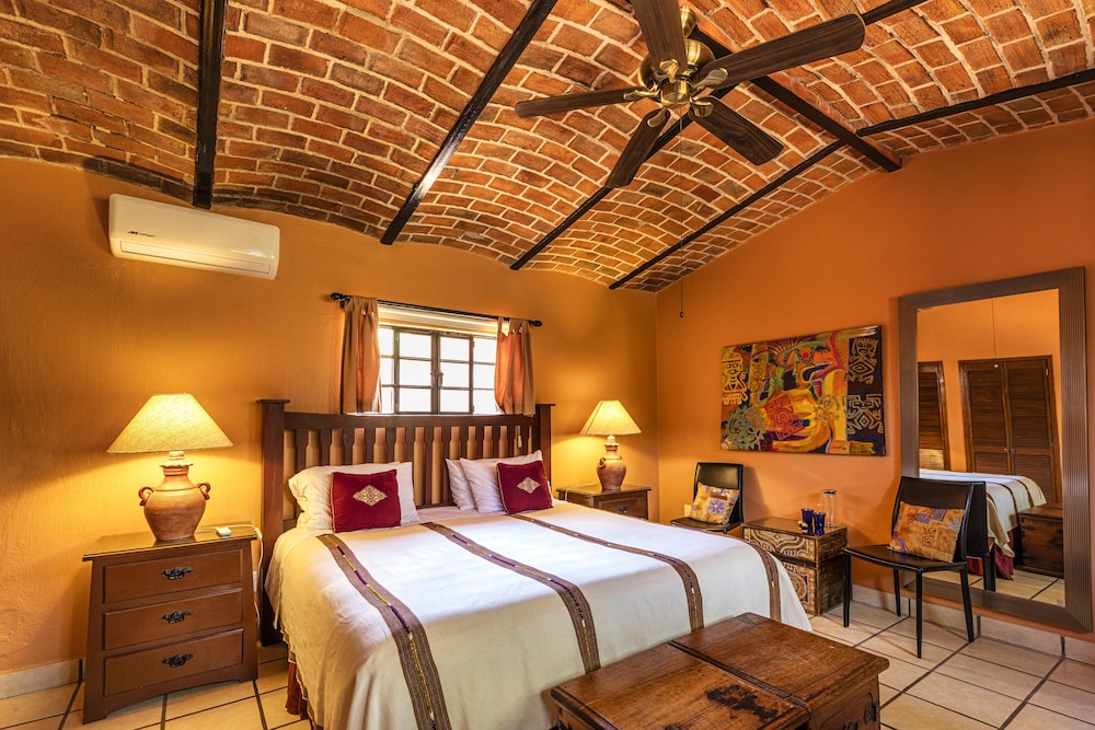 5 La Chimenea: 1 King Bed, w/ Patio