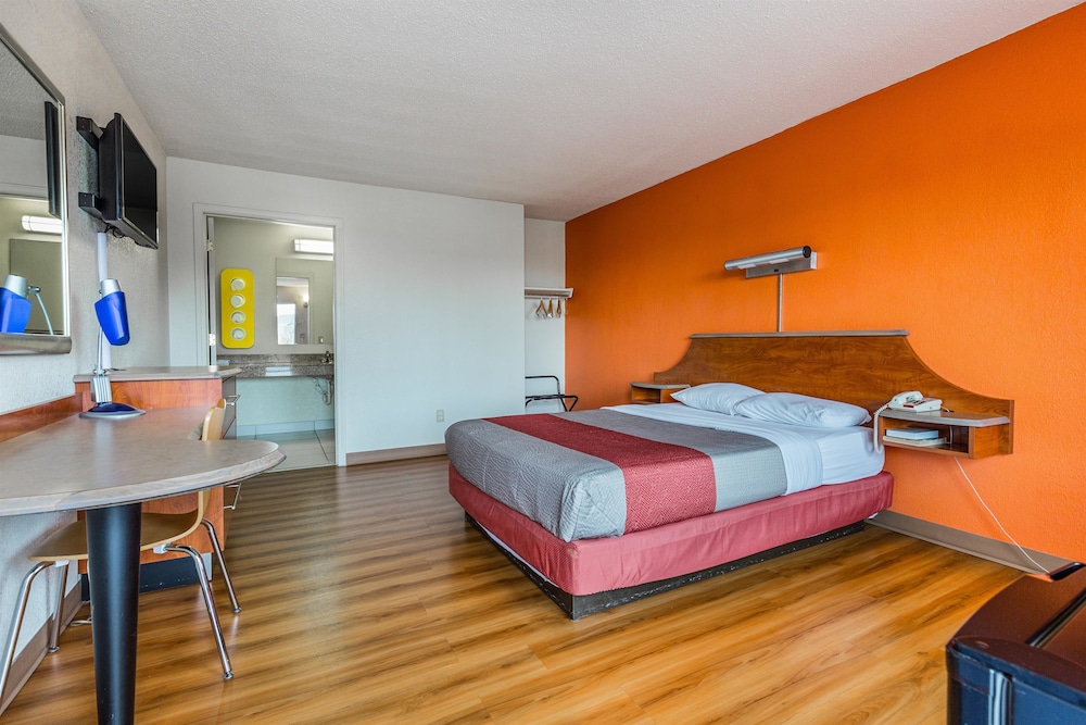 Deluxe Room, 1 Double Bed, Non Smoking, Refrigerator & Microwave - Photo 6