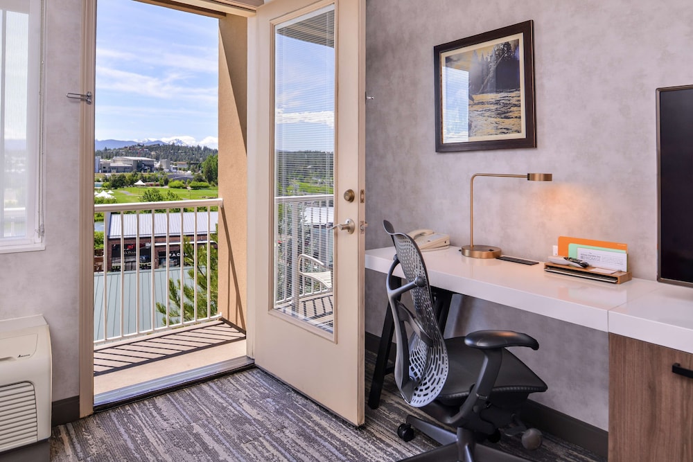 Room, 1 King Bed, Balcony, River View photo 1