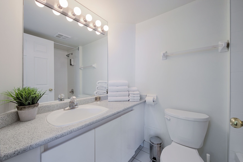 Spacious Furnished Apartment Sleeps 4, 2 Tvs, Walkout Balcony, Parking Available, 写真 26