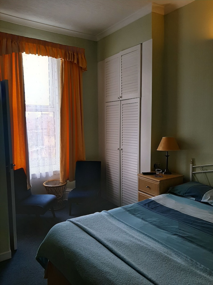 Room 8, Small Family/Twin, 1st Floor photo 3