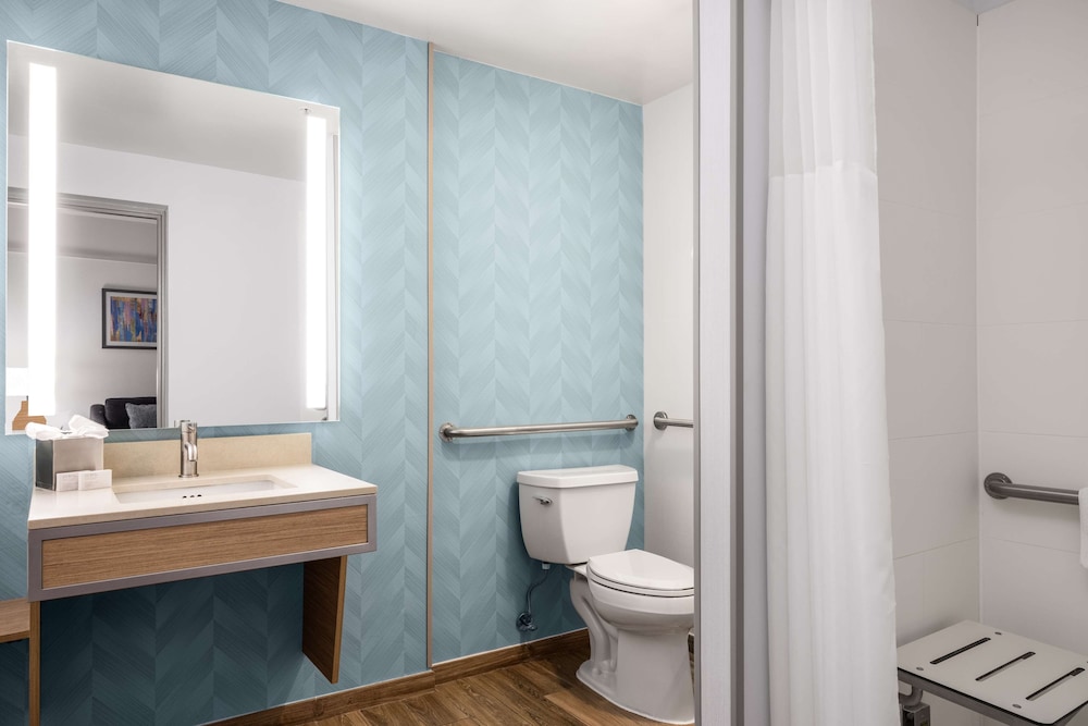 Deluxe Suite, 1 Bedroom, Accessible, Bathtub - Photo 7