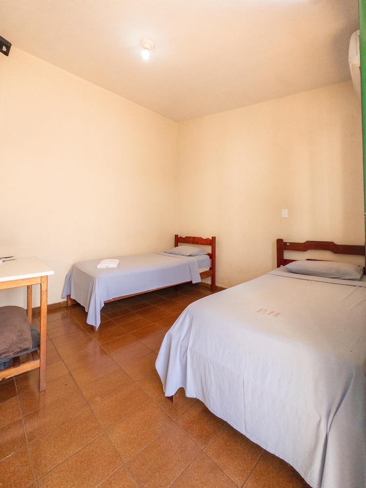 Basic Twin Room, 2 Twin Beds, Non Smoking photo 2