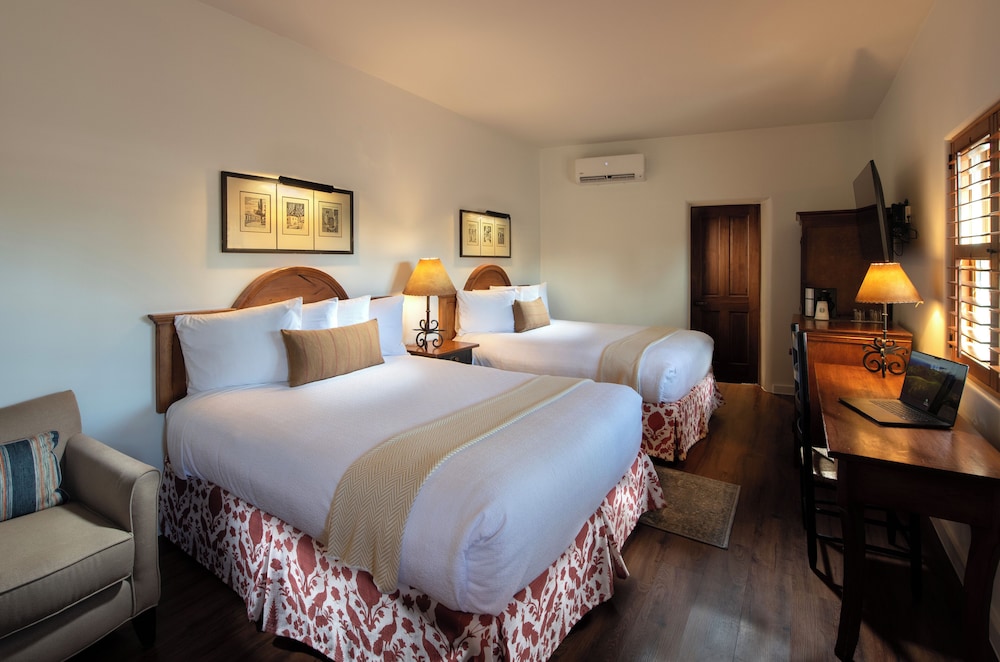 Deluxe Room, 2 Queen Beds, Fireplace photo 1