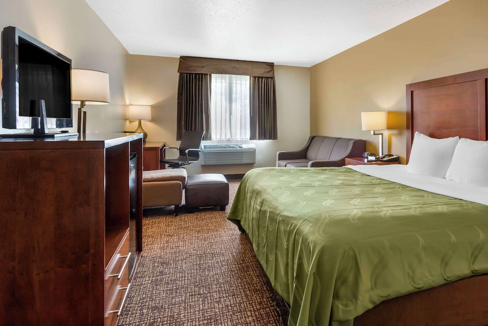 Suite, 1 Queen Bed with Sofa bed, Non Smoking (Upgrade) - Photo 2