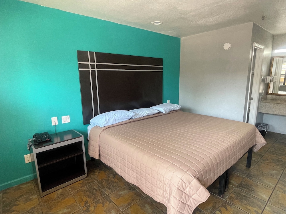 Standard Single Room, 1 King Bed, Non Smoking photo 2