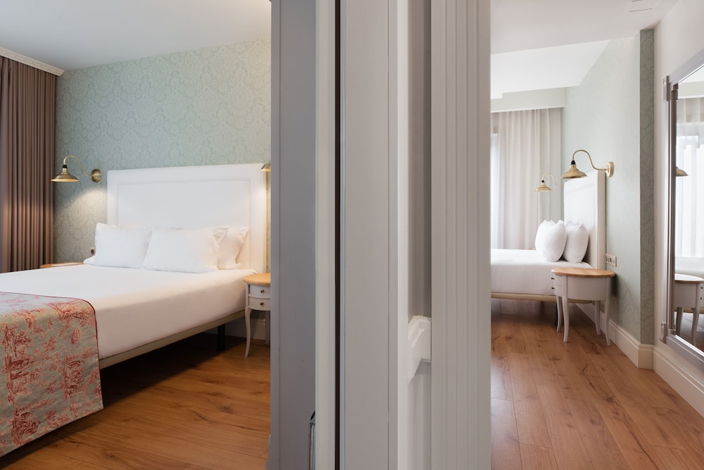 Room (Connecting)