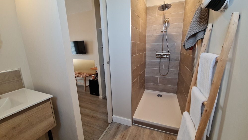 Deluxe Double Room, City View - Photo 10