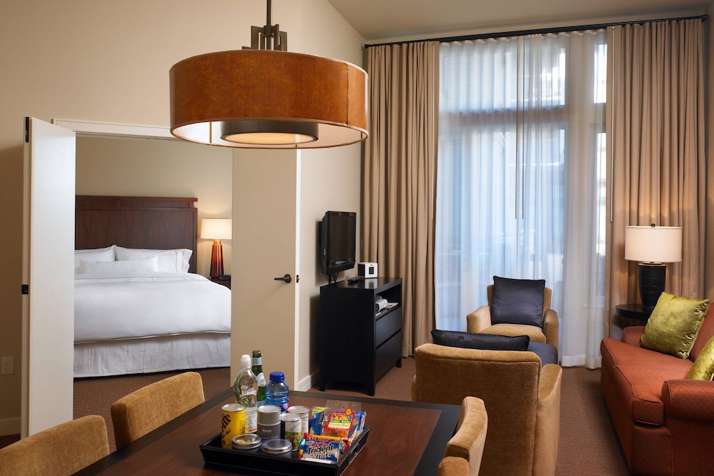 Suite, 1 Bedroom, Balcony - Photo 1