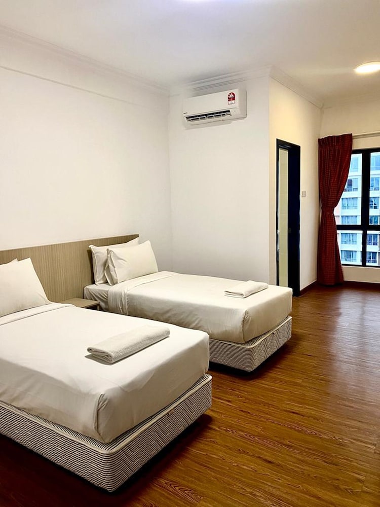 Marina Court Duplex Penthouse photo 3