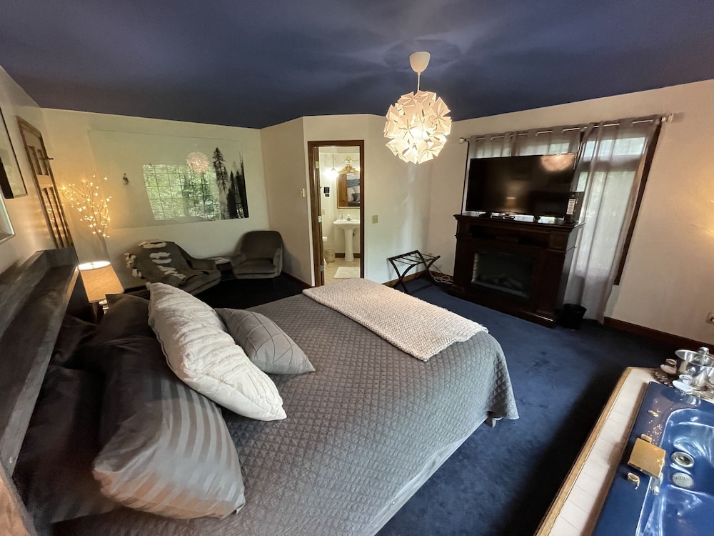 Design Studio Suite, 1 King Bed, Jetted Tub, Ground Floor photo 3