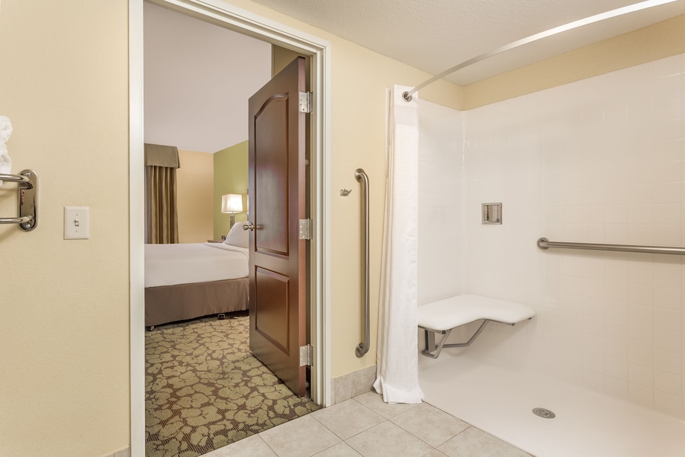 Standard Room, 2 Double Beds, Roll-In Shower (Mobility) photo 2
