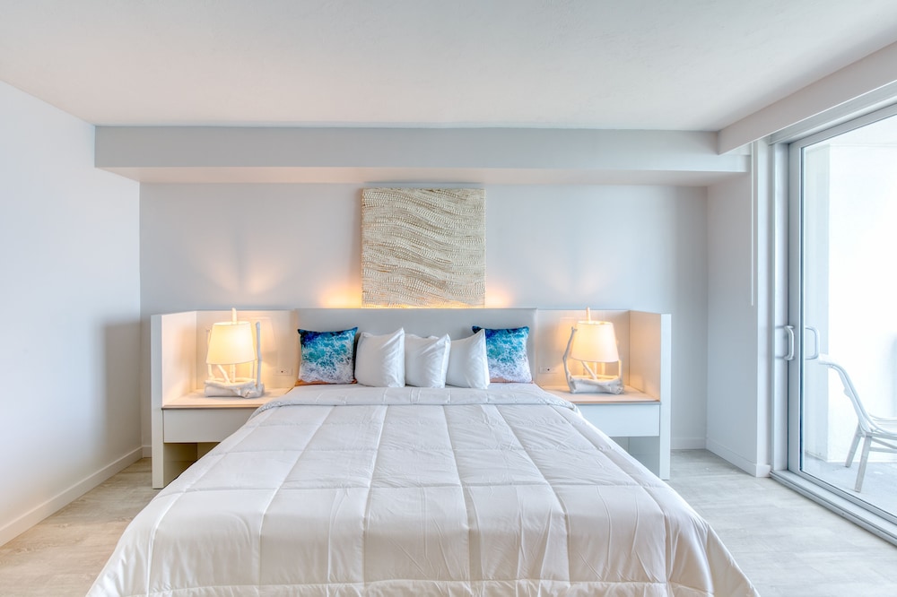 Oceanfront 1 King Bed Room - Photo 3
