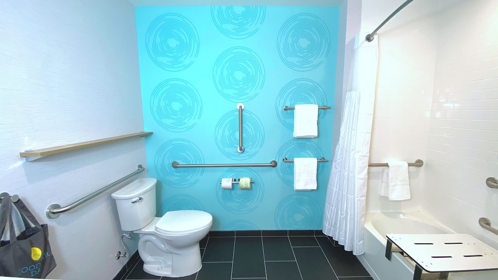 Room, 2 Queen Beds, Accessible, Bathtub - Photo 2