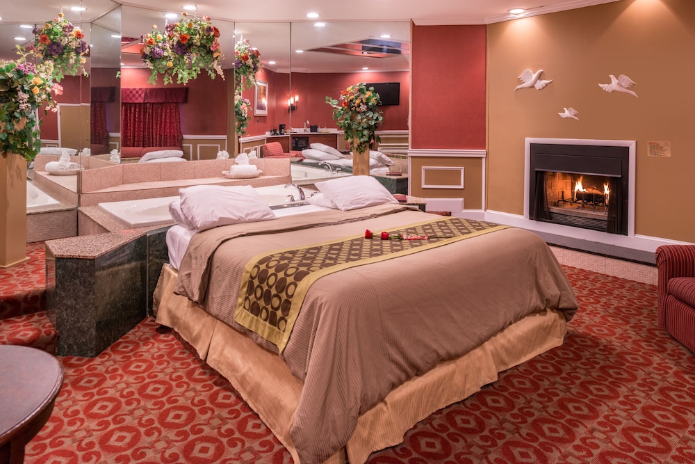 Honeymoon Romantic Suite with Oval Shape Jetted Tub & Fireplace photo 2